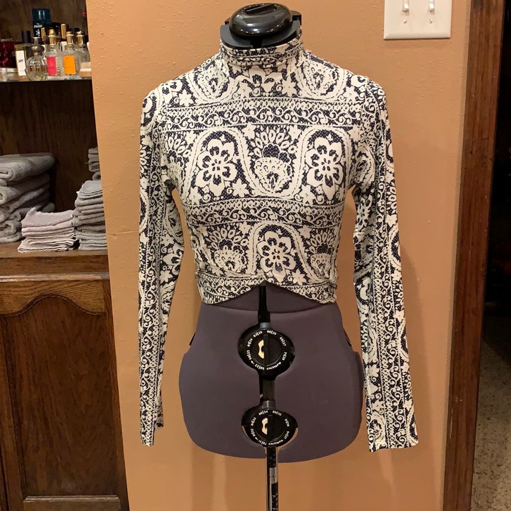 Novella Royale Long Sleeved Crop Top, size XS